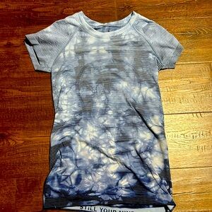 Lululemon swiftly tech short sleeve in shibori stripe blue/white